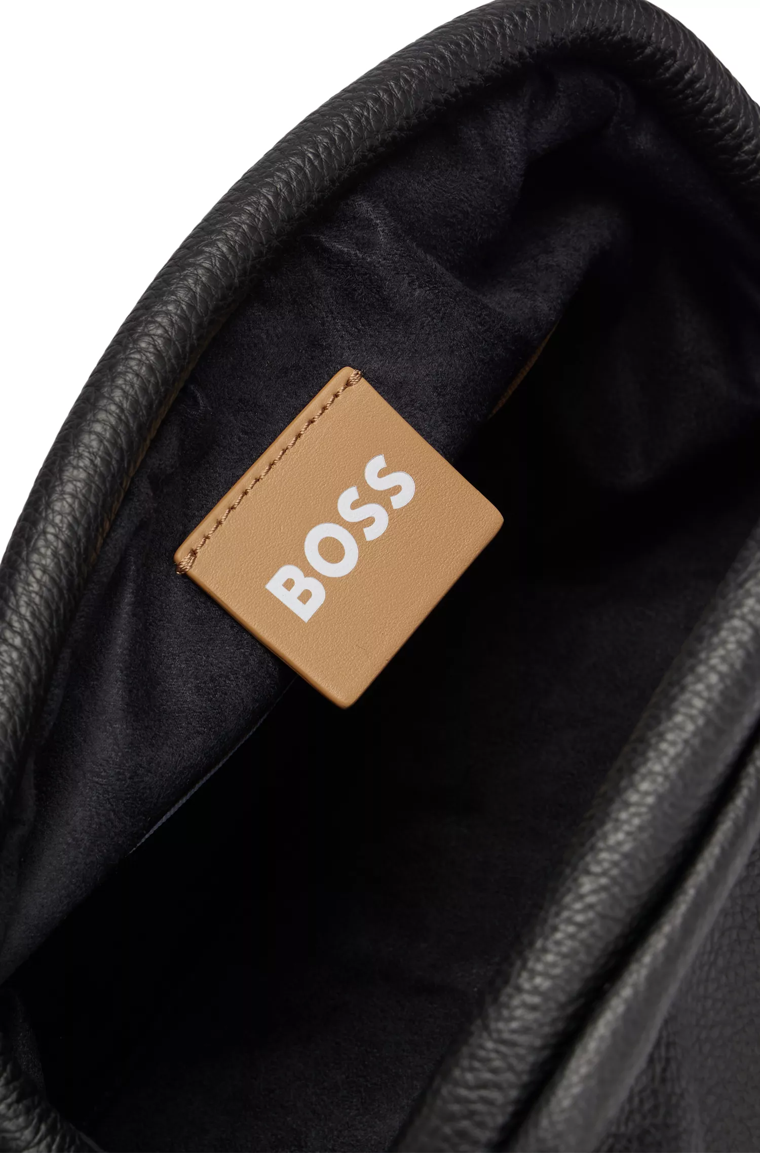 Bolsa clutch BOSS preta em couro granulado com detalhes da marca.