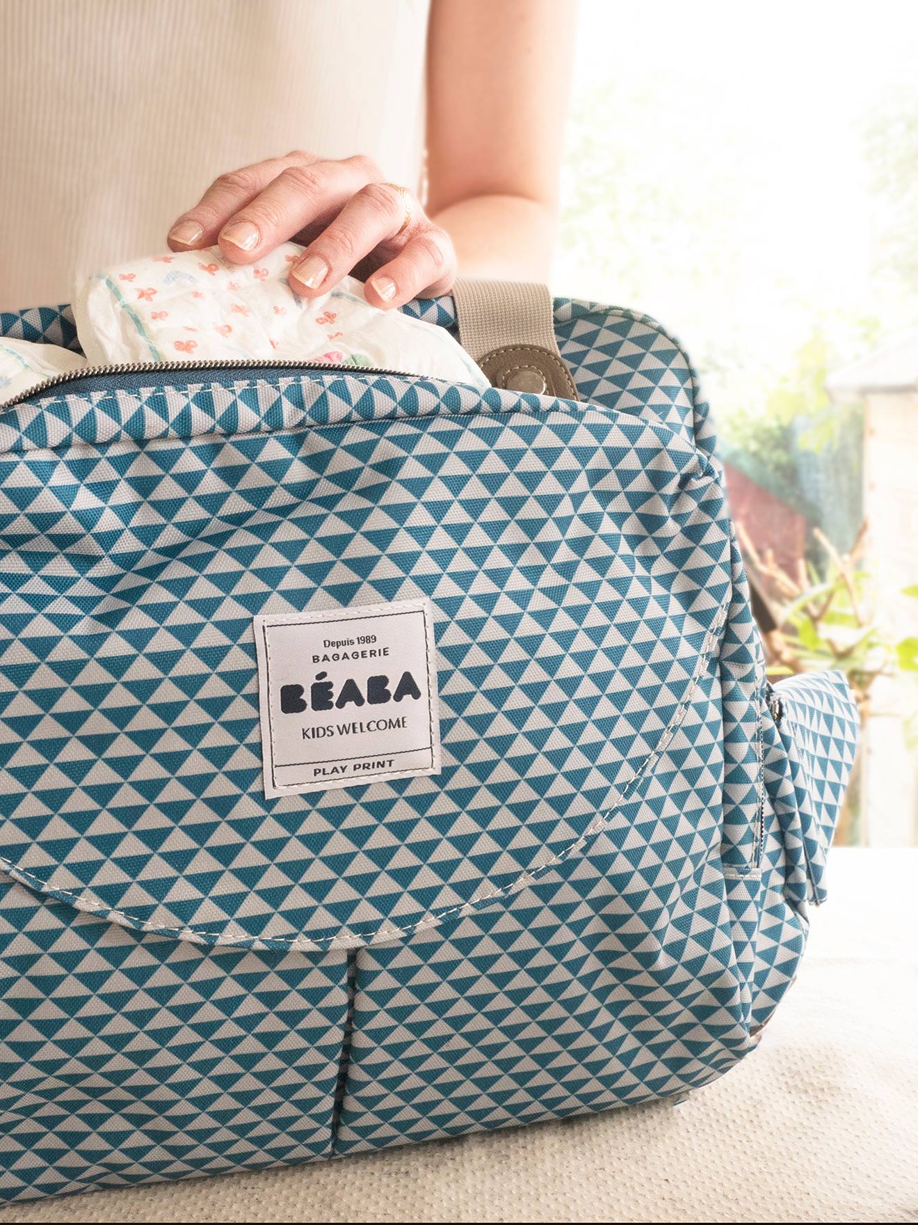 Bolsa de maternidade BEABA Genève II com estampa de triângulos azuis/