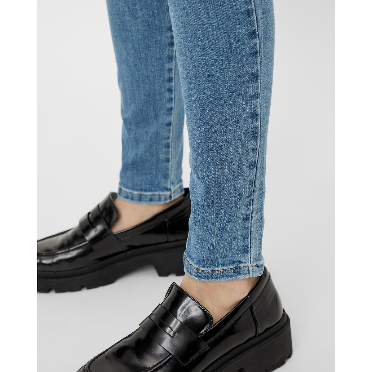 PEÇAS<br>Calça jeans skinny, cintura padrão