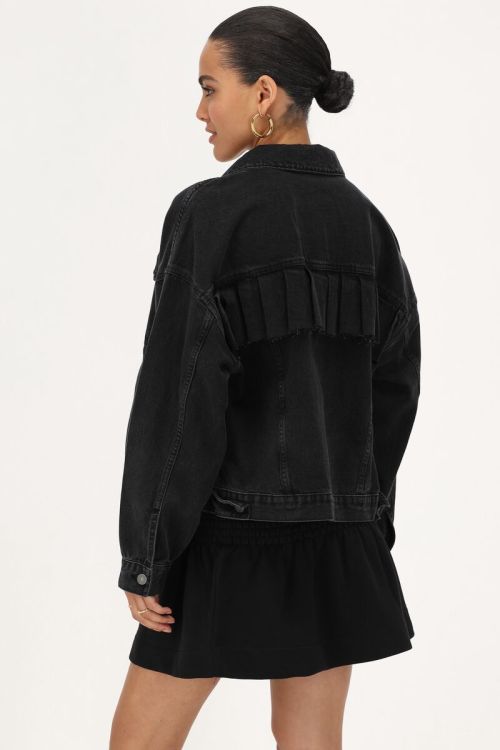 Zwarte spijkerjas met ruffles