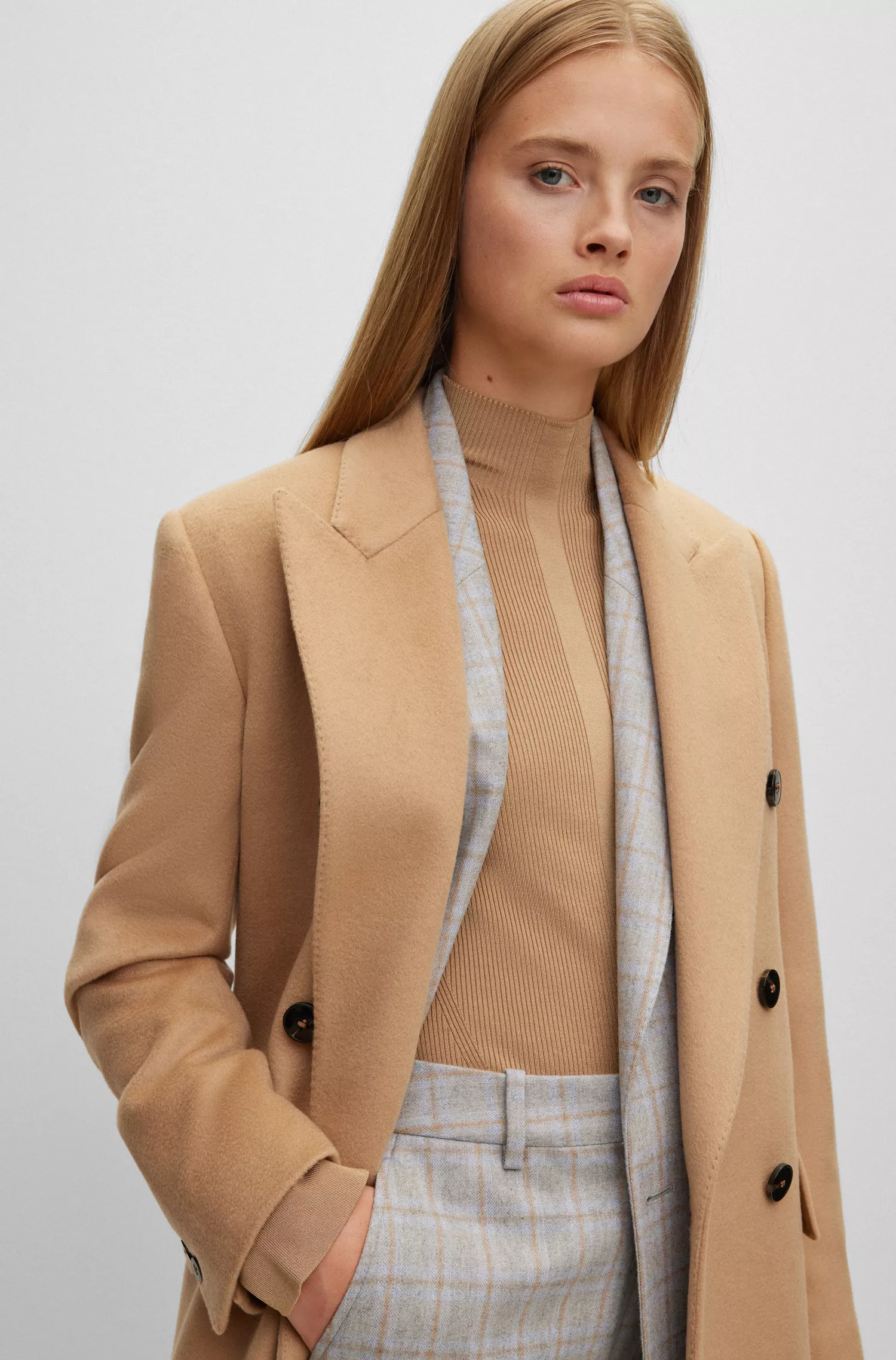 Casaco BOSS Camel de corte relaxado com abotoamento duplo em cashmere puro.
