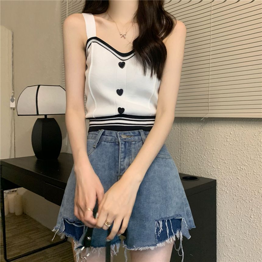 Allinya - Tweekleurige crop top met hartvormige knoopjes