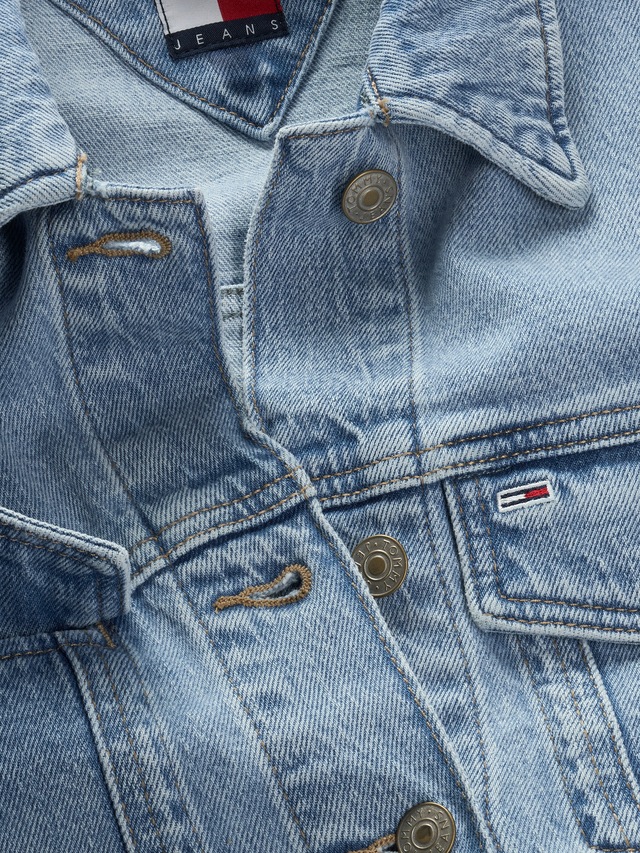 Tommy Jeans Jeansjacke »CLASSIC TRUCKER JACKET BI8110« mit Brusttaschen, Logo-Badge