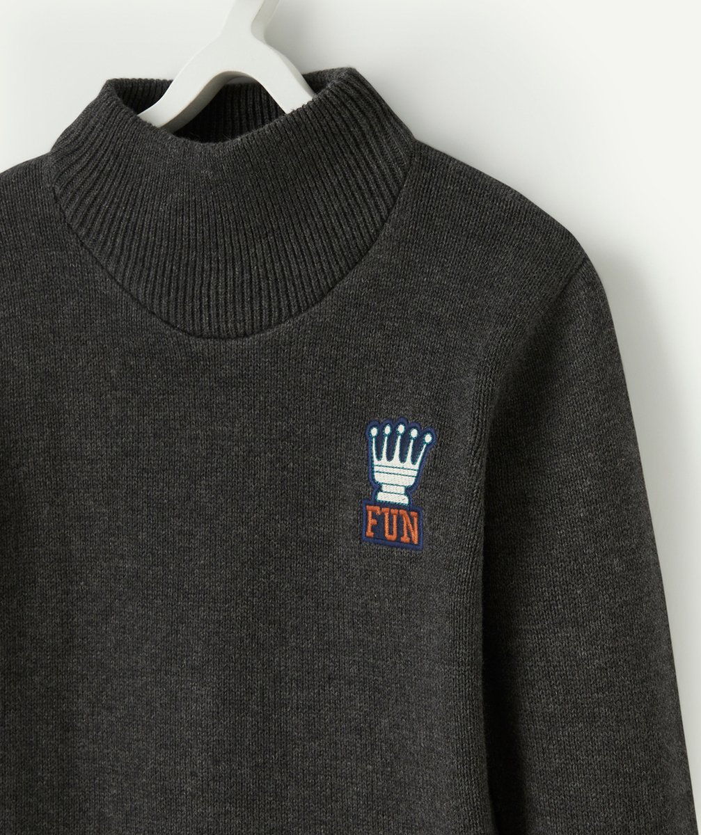 PULL GARÇON EN TRICOT GRIS AVEC COL MONTANT