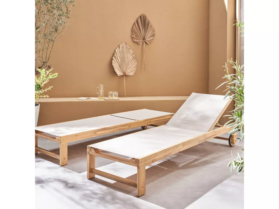 Lot de 2 bains de soleil en bois d'acacia et textilène beige. multi positions avec roulettes