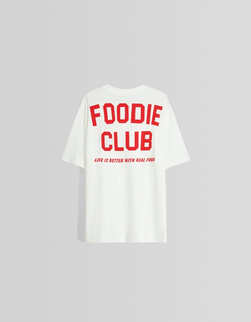 Camiseta de manga curta com modelagem quadrada e detalhes bordados.