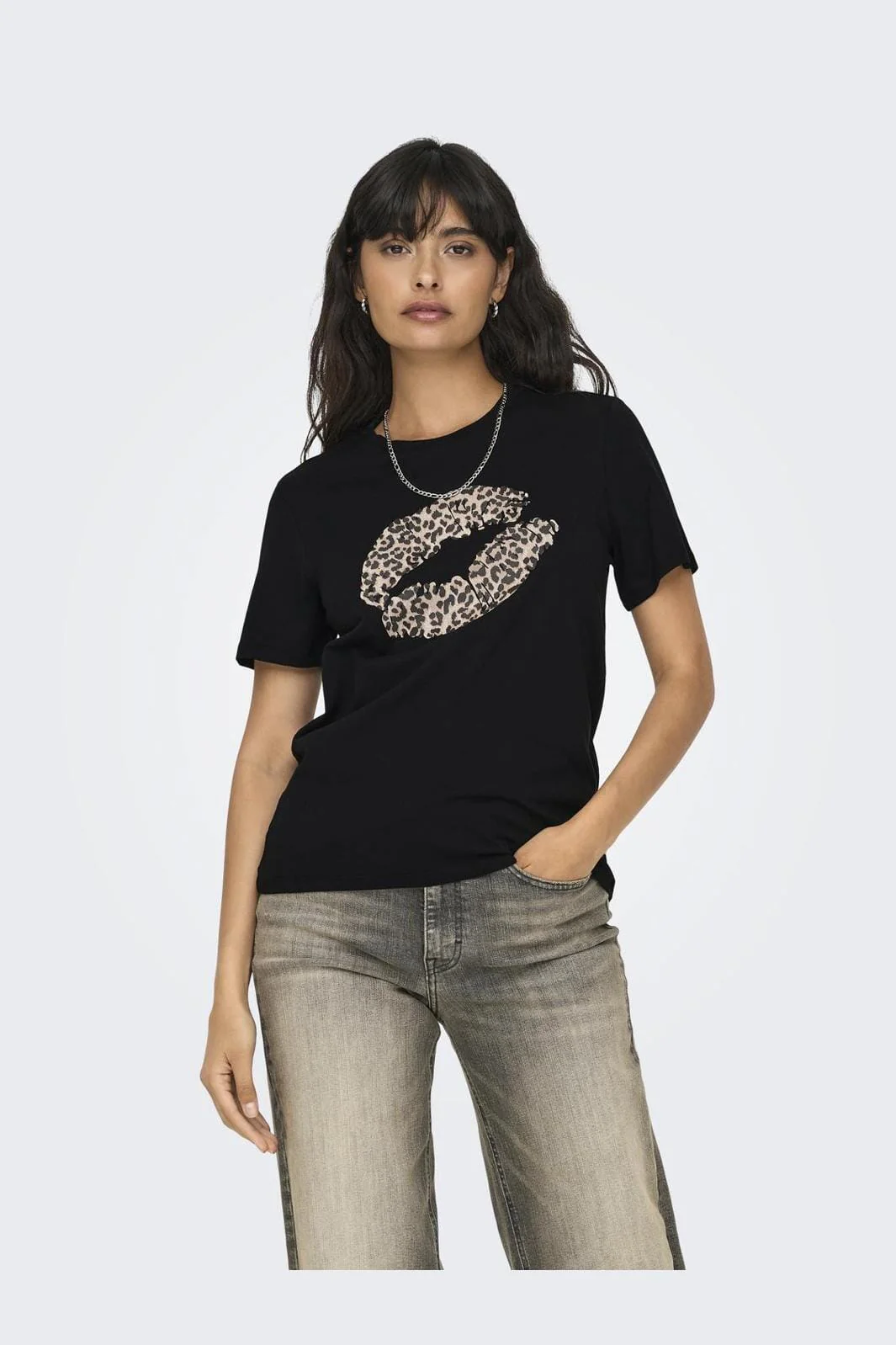 Only Onlola S/S Reg Tee 4734990 black leo lips