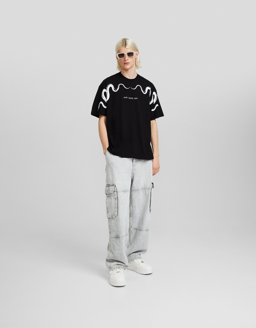 Camiseta de manga curta com estampa e modelagem quadrada