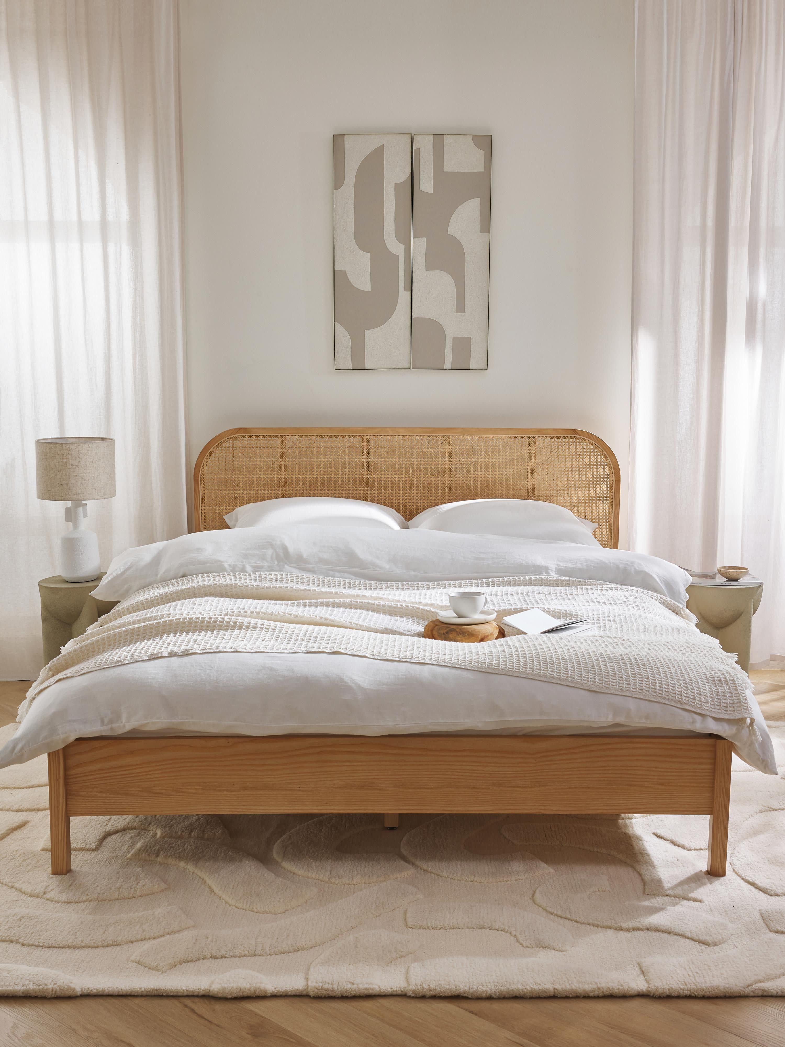 Houten bed Jones met hoofdeinde van Weens vlechtwerk