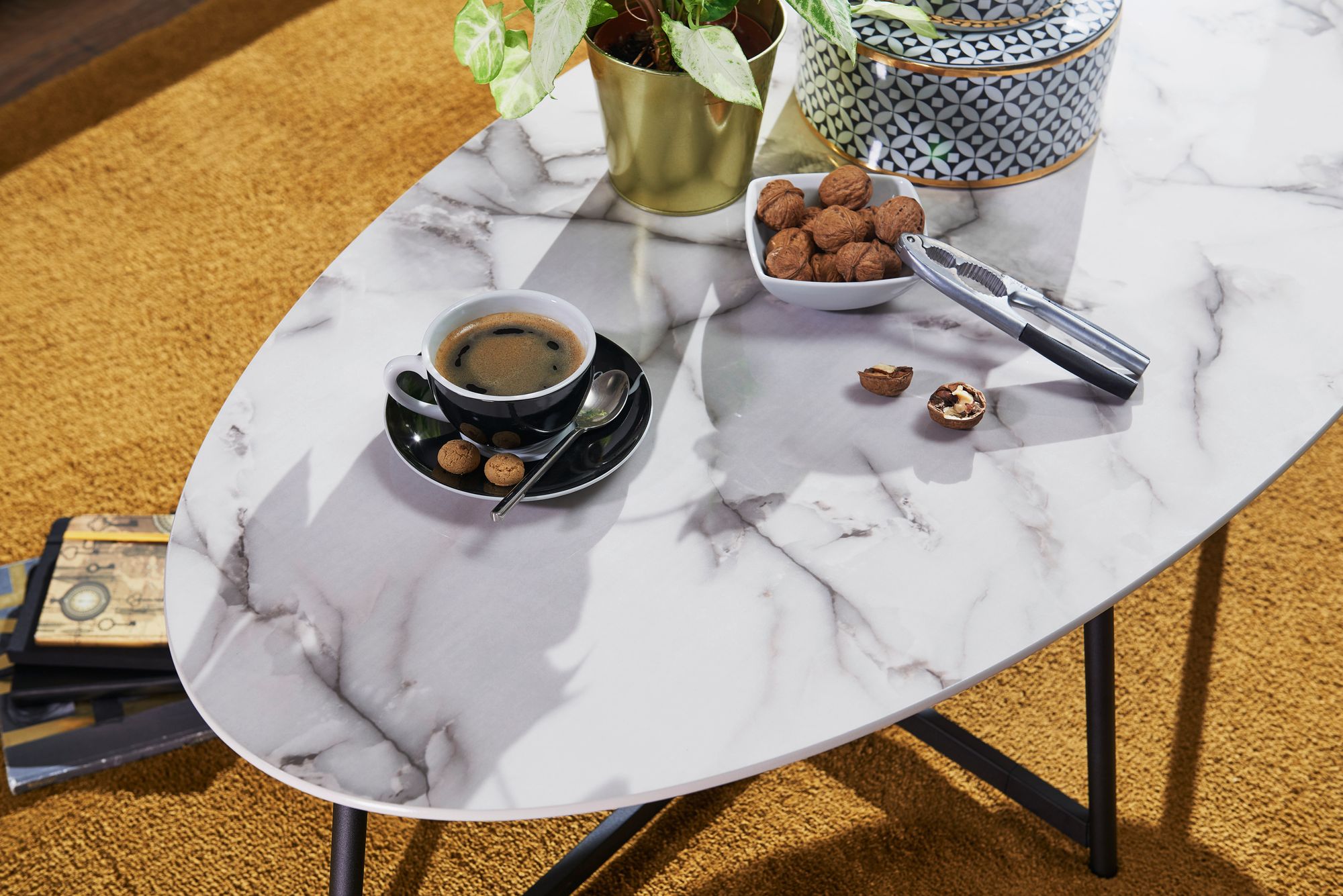KADIMA DESIGN Marmor-Design Couchtisch, moderner Wohnzimmertisch, schwarz lackierte Beine, 120x45x60 cm.