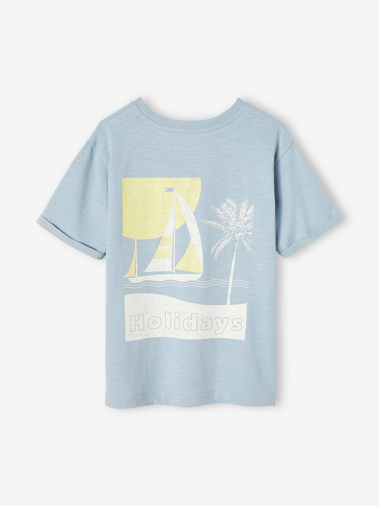 Camiseta azul-clara infantil com estampa grande de barco nas costas.