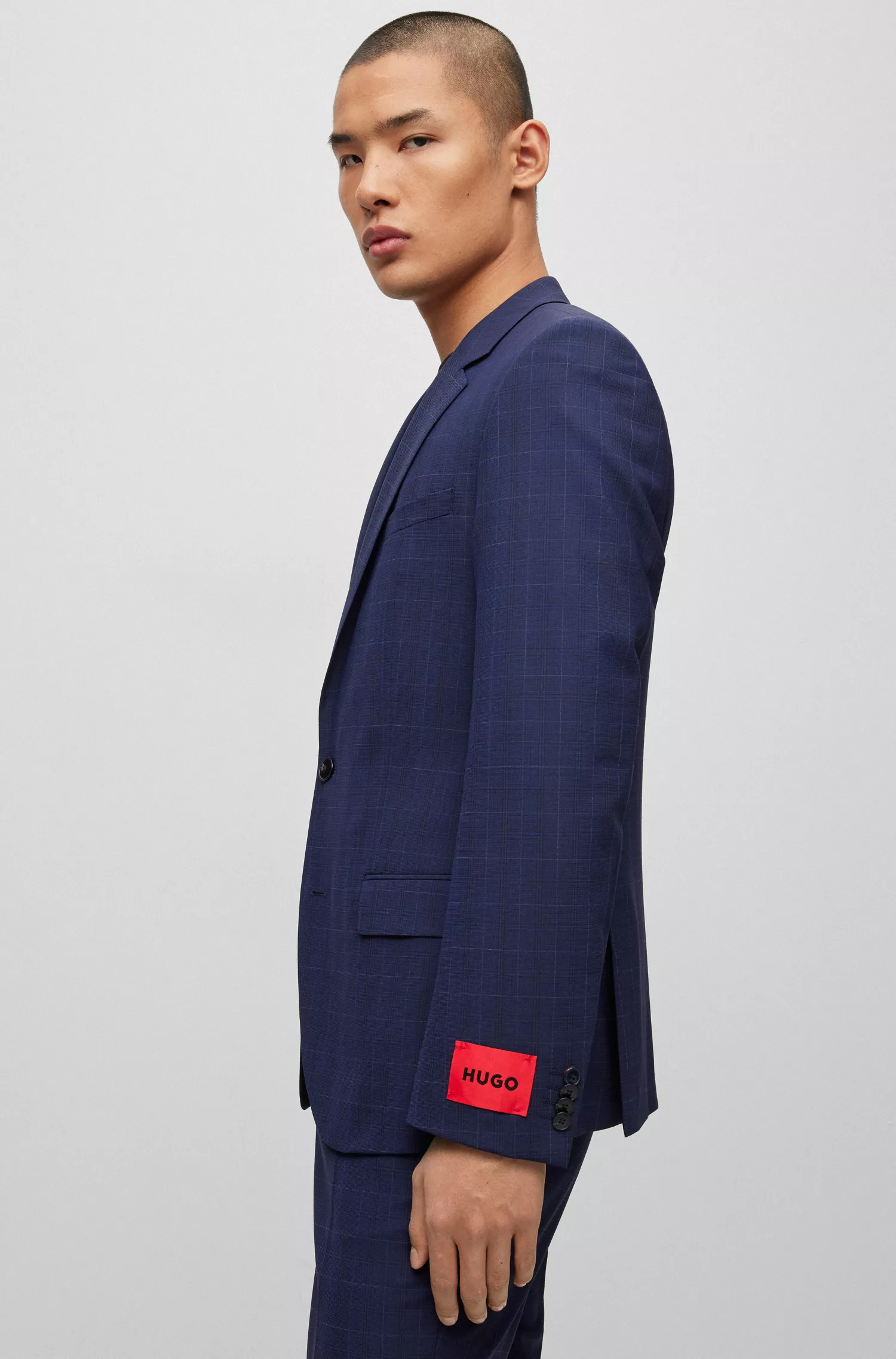 Terno HUGO vermelho de três peças, corte slim, em tecido elástico xadrez.