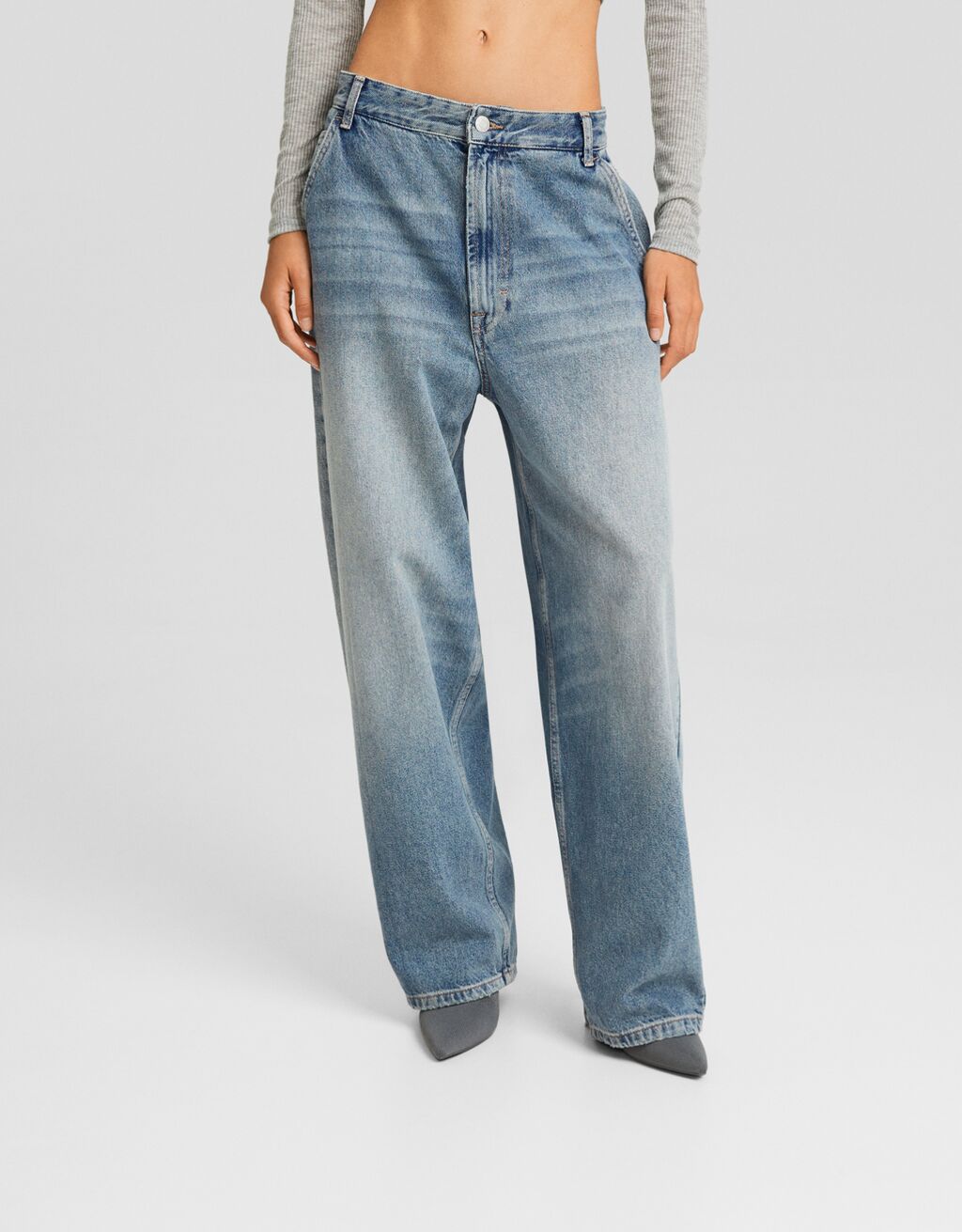 calça jeans estilo skater com efeito desbotado