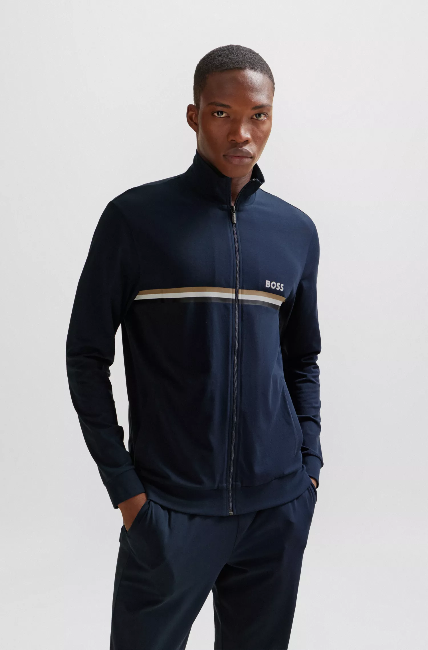 Conjunto de roupa de descanso BOSS em algodão stretch preto com listras e logotipos característicos.