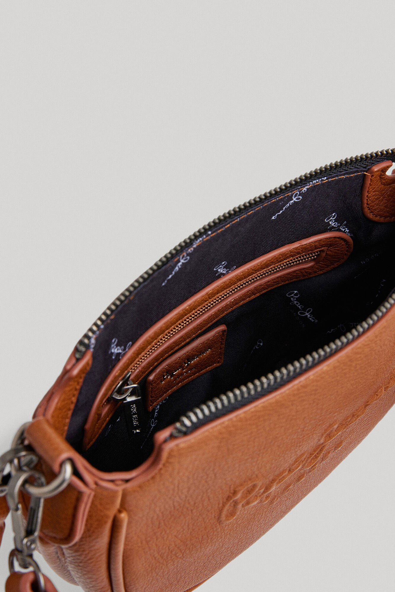 Bolsa de ombro com logotipo gravado