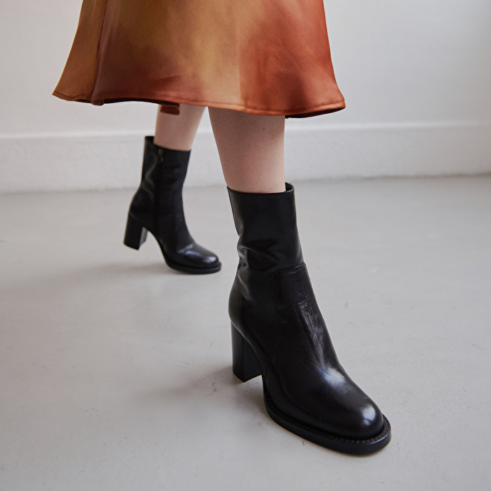 Bottines à talons et surpiqûres  en cuir noir