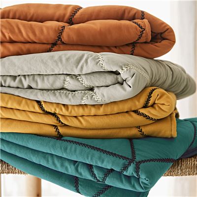 Jeté de lit brodé en microfibre