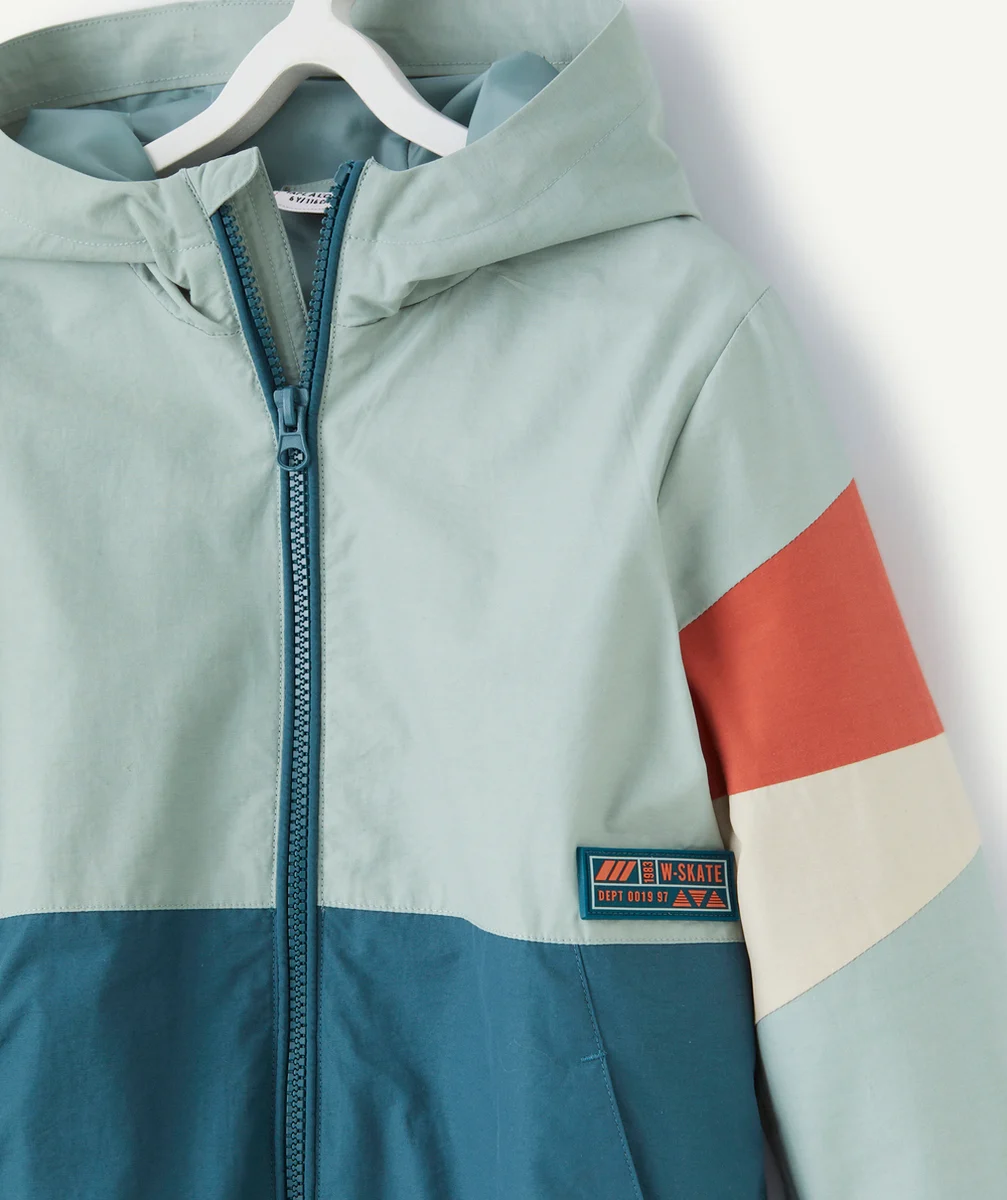 blouson à capuche garçon vert orange et écru avec patch