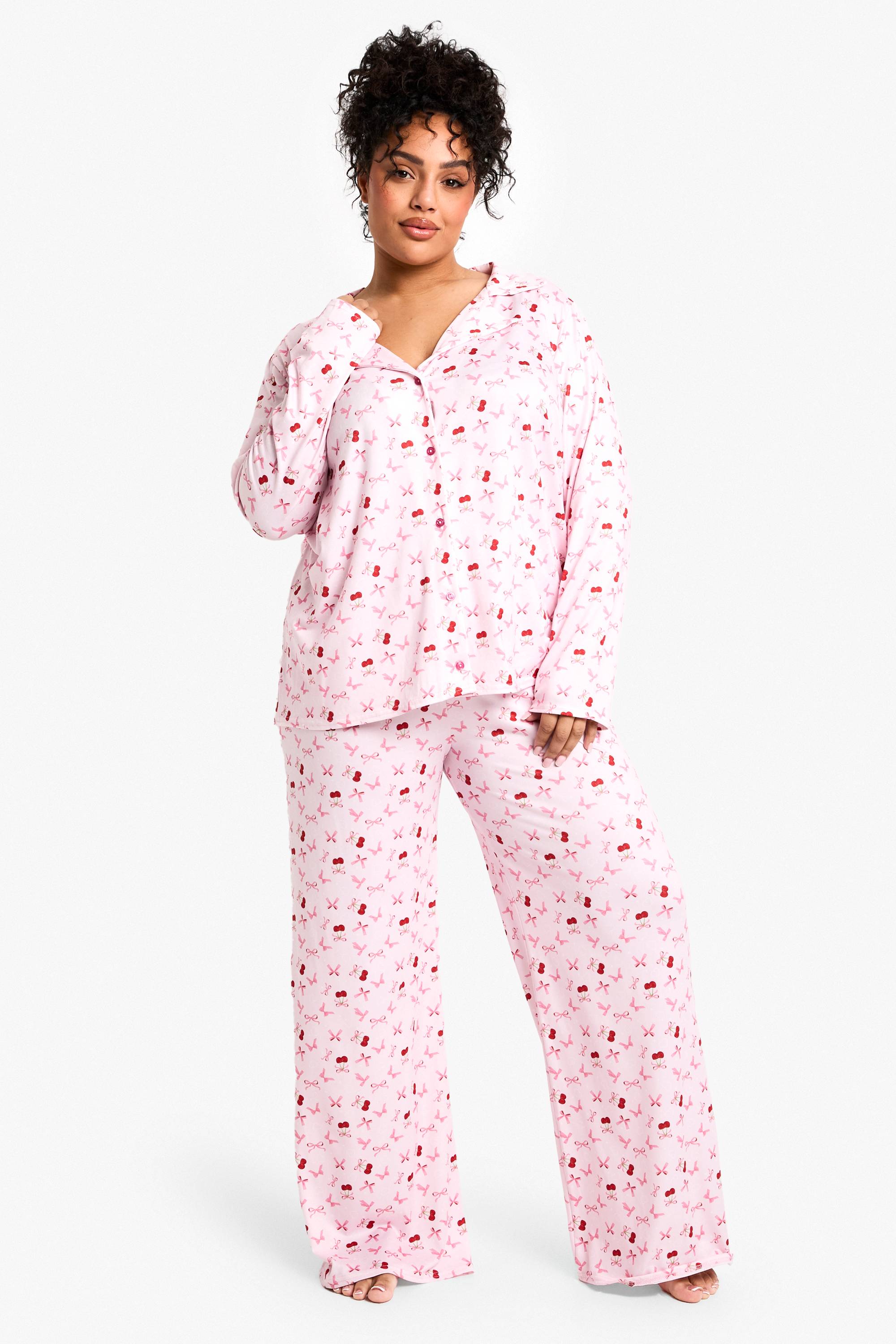 boohoo Plus Ensemble Pyjama Grande Taille à Imprimé Cerise, Manches Longues & Pantalon