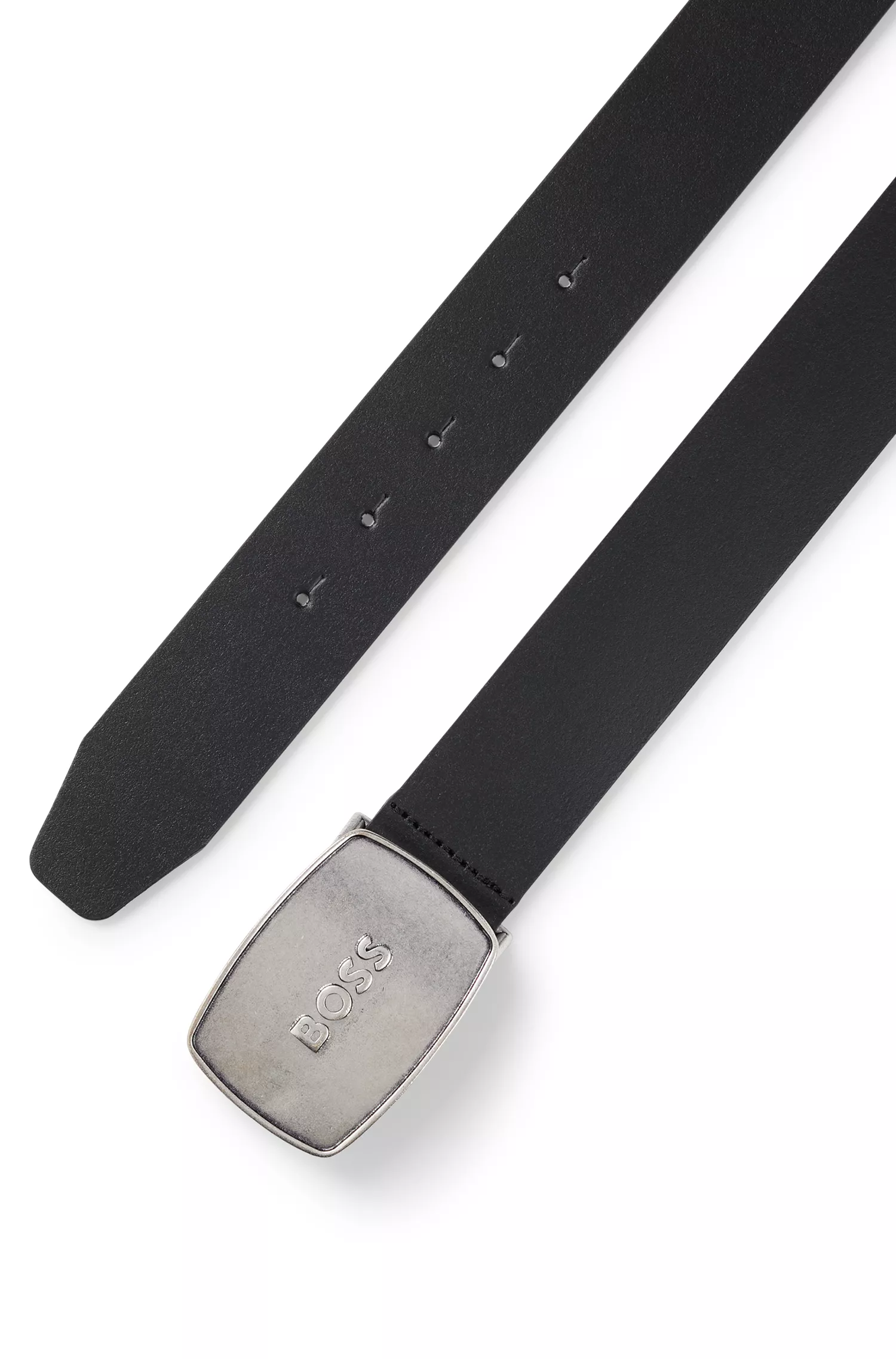 Cinto BOSS em couro preto com fivela de placa com o logotipo em metal escovado.