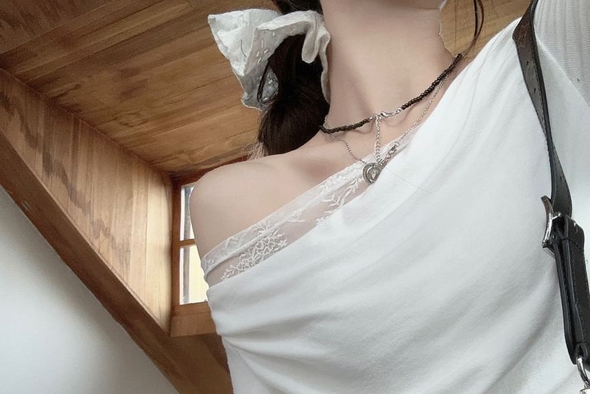 Rosesand - Asymmetrische top met lange mouwen en één schouder, kant