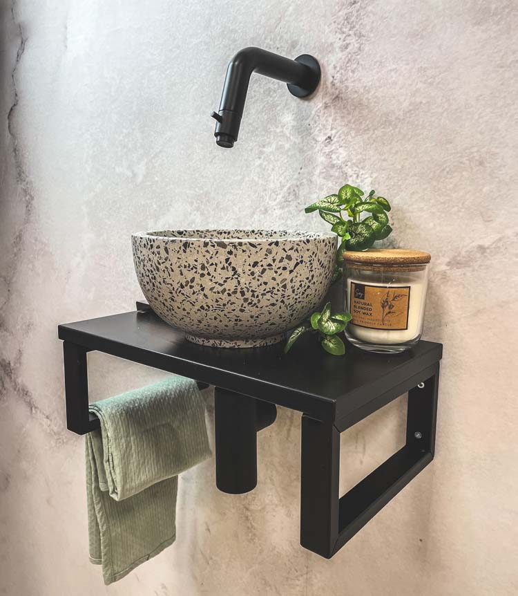 Saniclear Lovi fonteinset met zwart-witte terrazzo waskom en zwarte kraan voor in het toilet