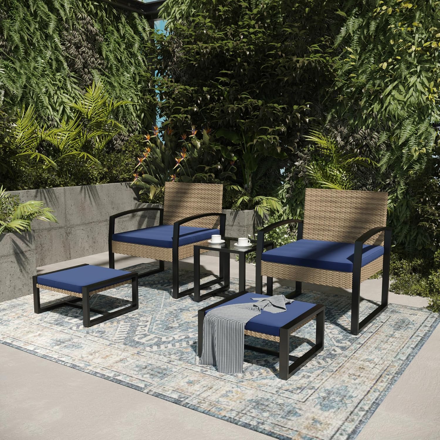 casa.pro Gartenmöbelset Calvello 5-TLG. Balkonmöbel Tisch mit 2 Stühlen und 2 Fußstützen Outdoor Sitzgarnitur Polsterkissen Lounge Möbel Rattan-Optik wetterfest