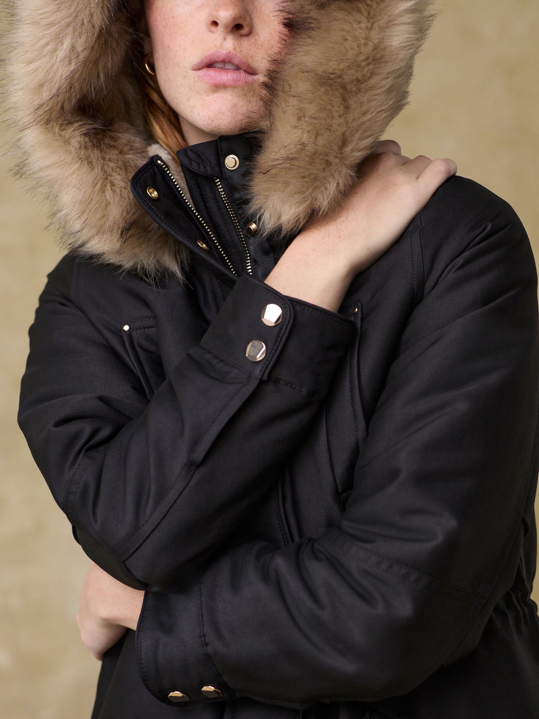 Zwart - Parka met capuchon en imitatiebontkraag