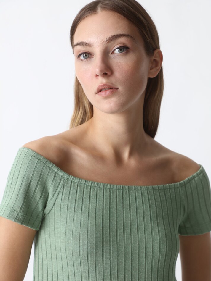 Vestido curto com ombros à mostra - Verde escuro