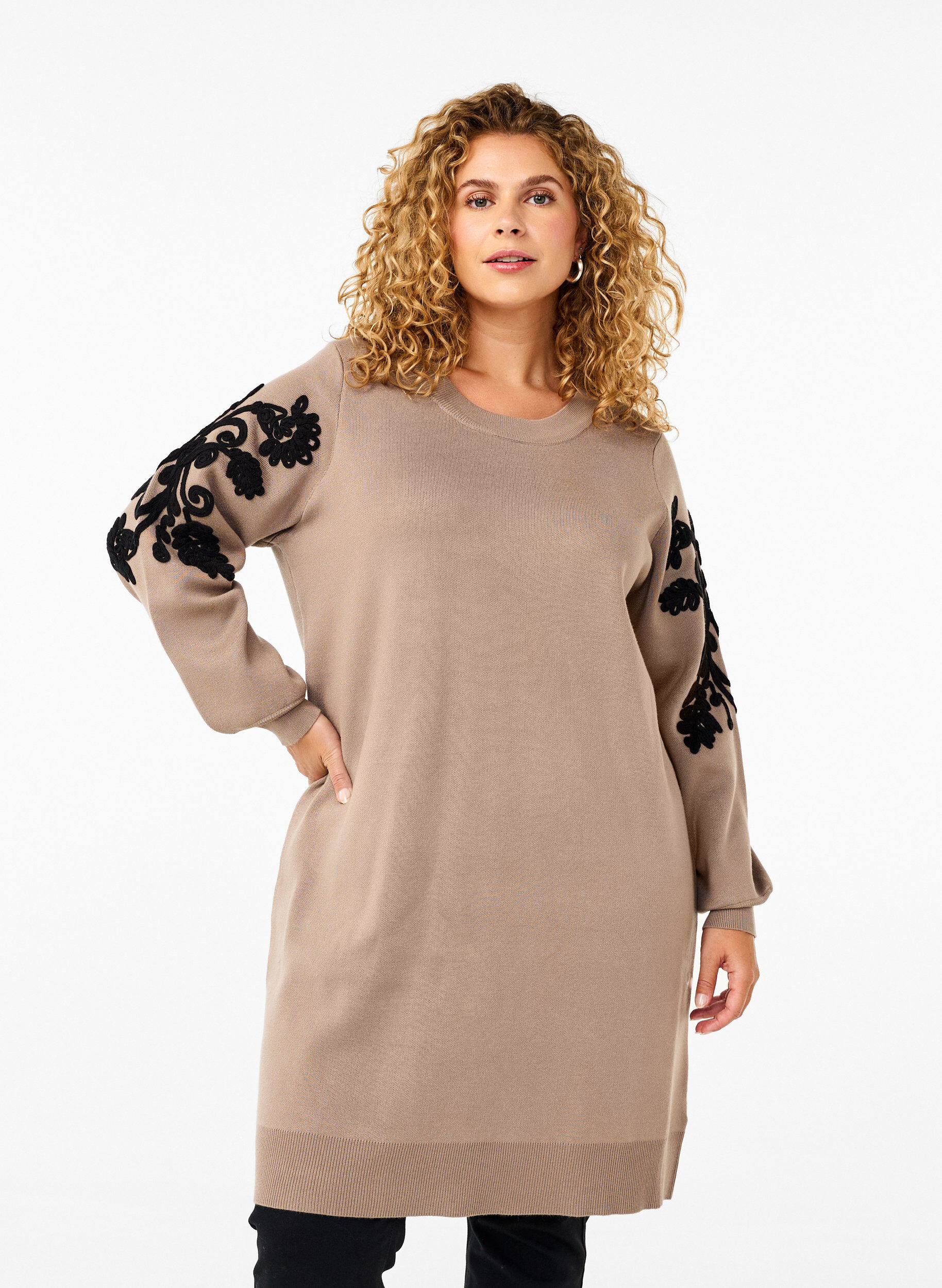 Strikkjole med broderidetaljer