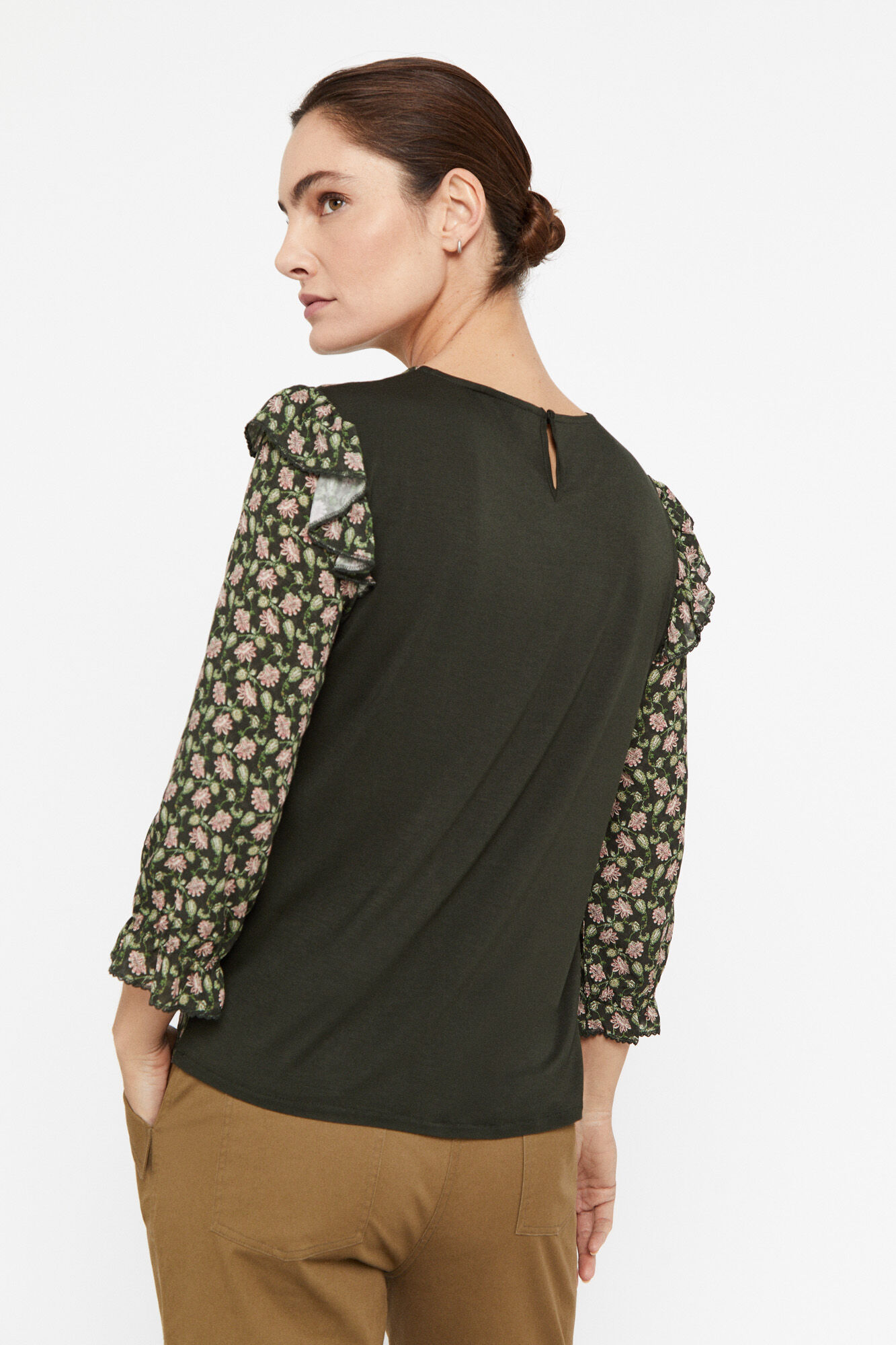 Blusa com babados e detalhes em várias cores