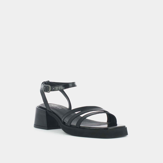 Sandales à brides et bouts carrés  en cuir glacé noir