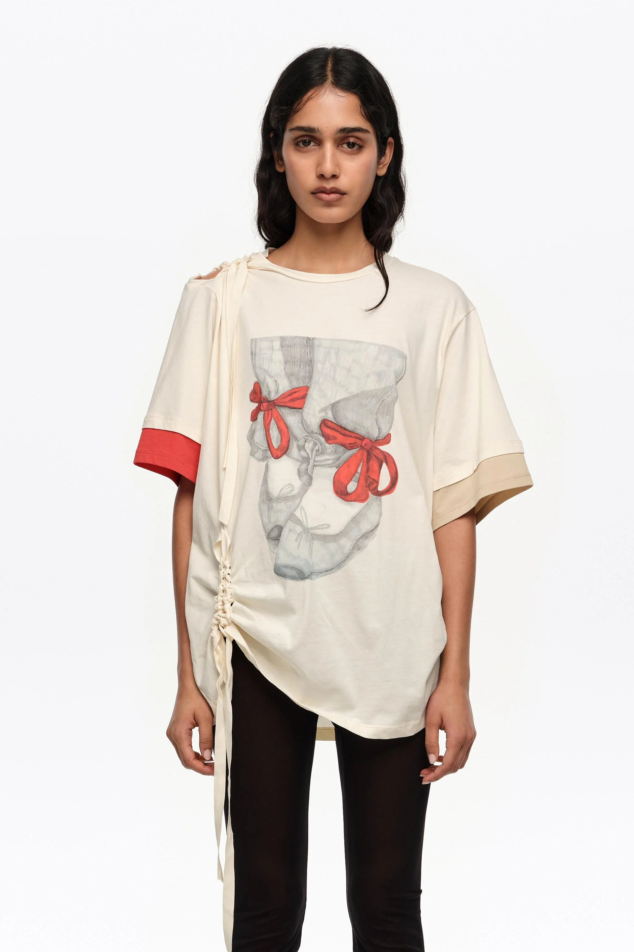 Camiseta com babados e logo de bailarinas baunilha