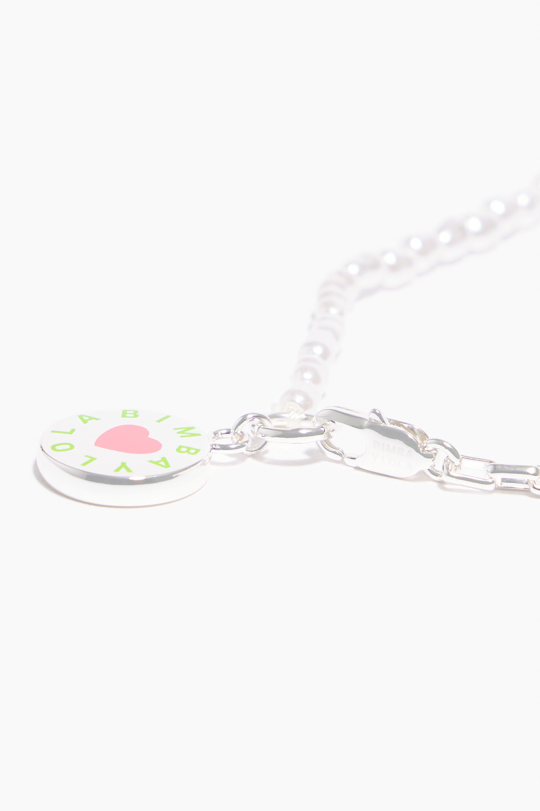 Colar de pérolas com logo rosa