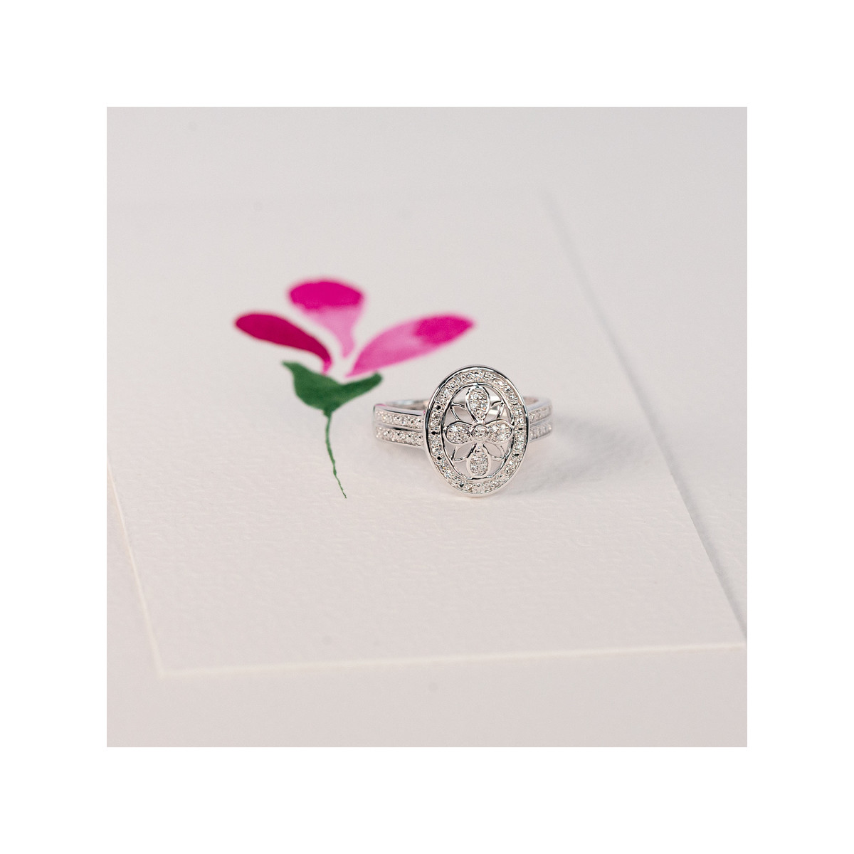 Bague or 375 blanc ovale ajourée diamants