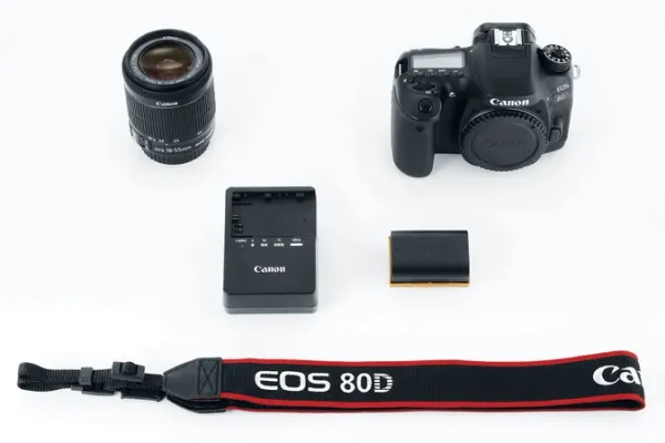 Canon EOS 80D - Digitalkamera - SLR - 24.2 MP - APS-C - 1080p / 60 fps - 3x optisk zoom EF-S 18-55 mm IS STM objektiv - Wireless LAN, NFC
