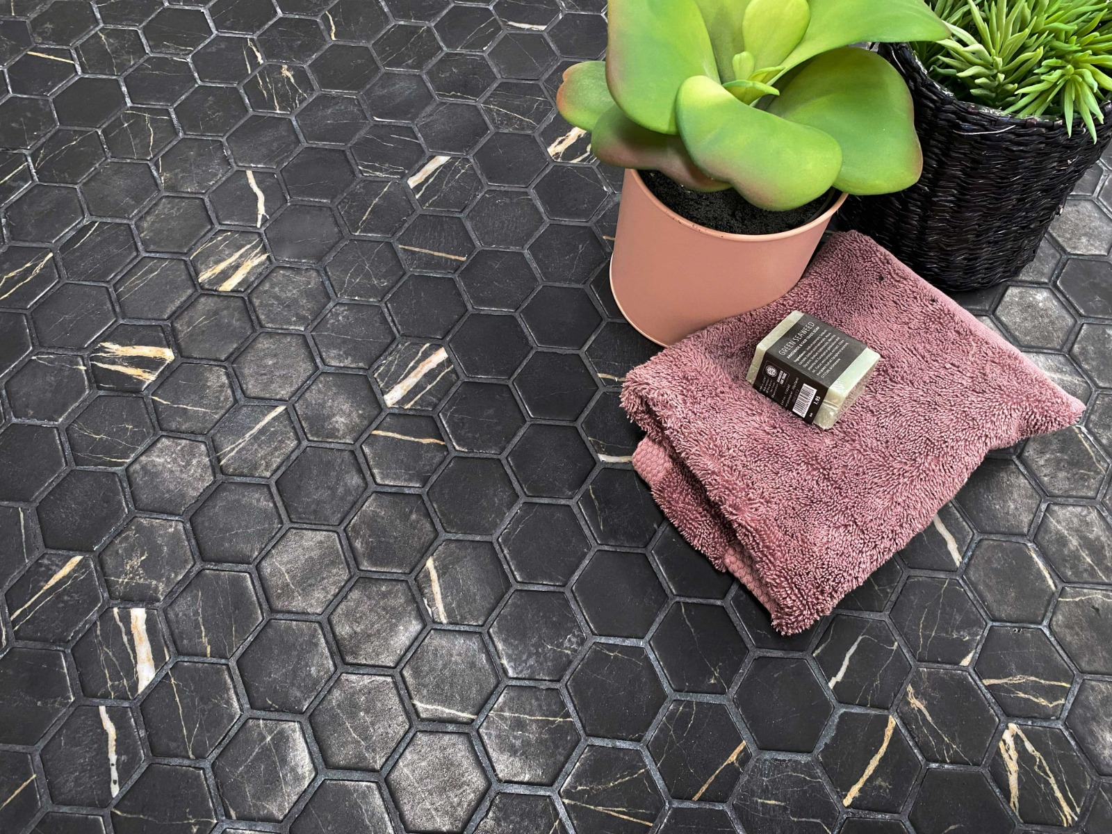 The Mosaic Factory Valencia hexagon glasmozaïek tegels 28x33cm nero marble