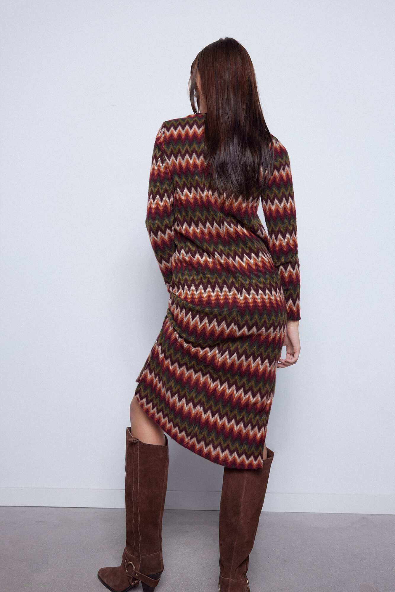 Vestido longo de mangas compridas com estampa tie-dye em ziguezague