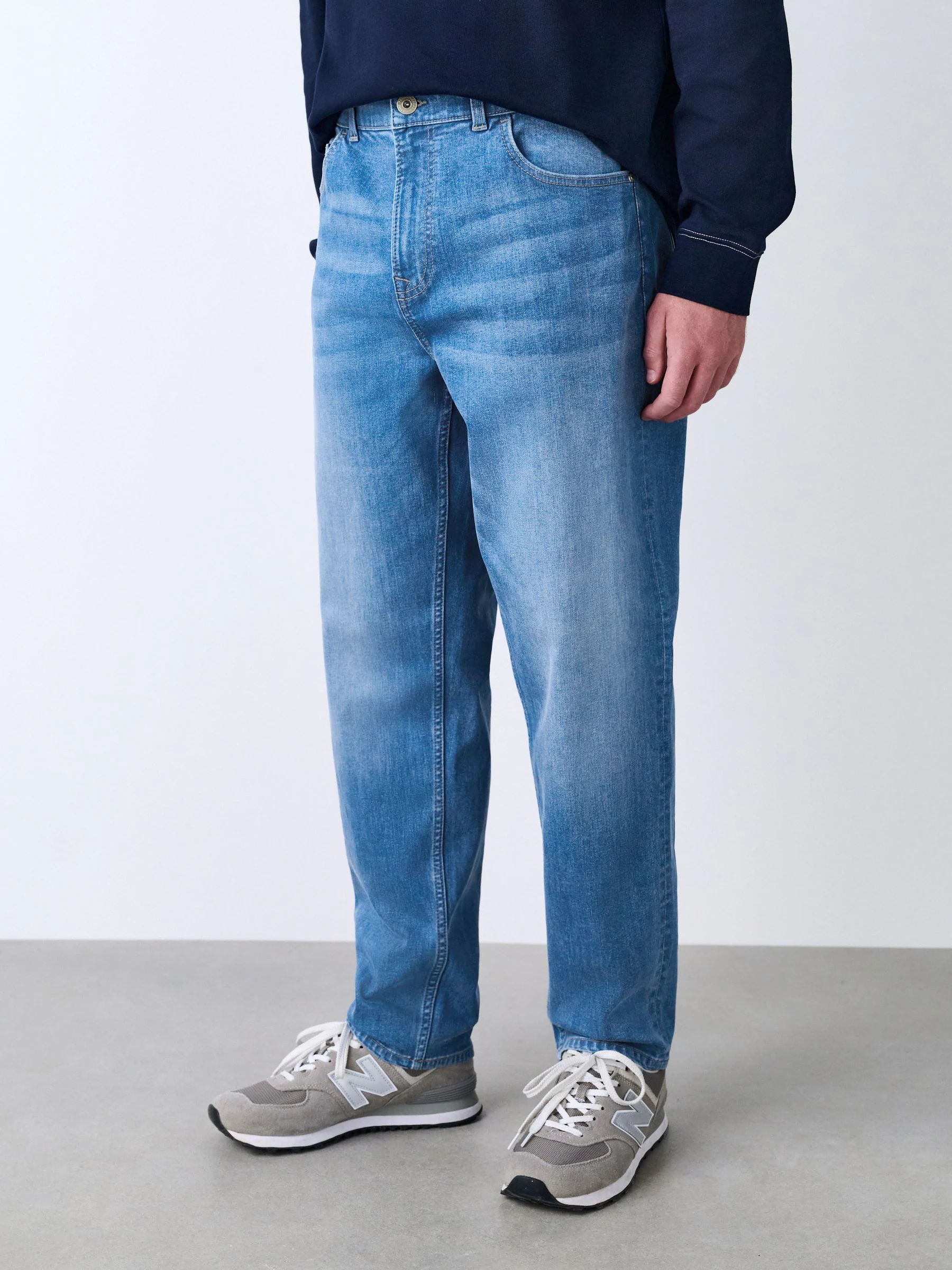 Helderblauw - Klassieke stretchjeans met standaard taps toelopende pasvorm
