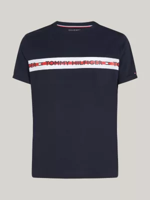 Camiseta com listras e logo