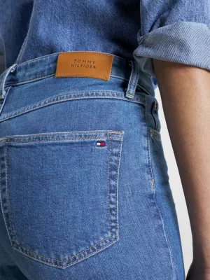Calça jeans clássica de cintura alta e corte reto.