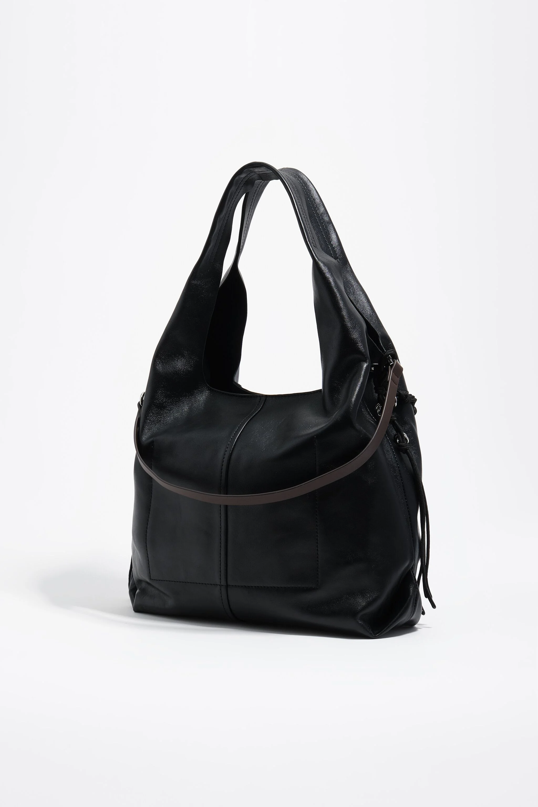 Bolsa de ombro grande de couro preto estilo papel.