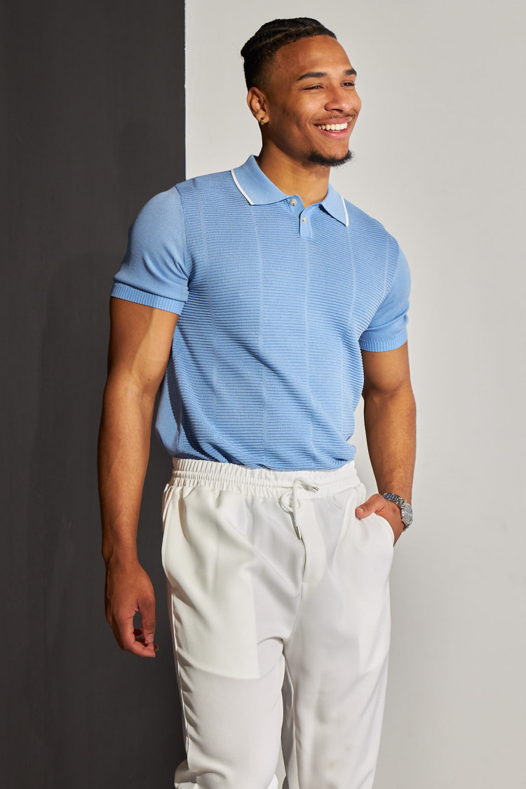 Polo bleu plissé avec détail blanc