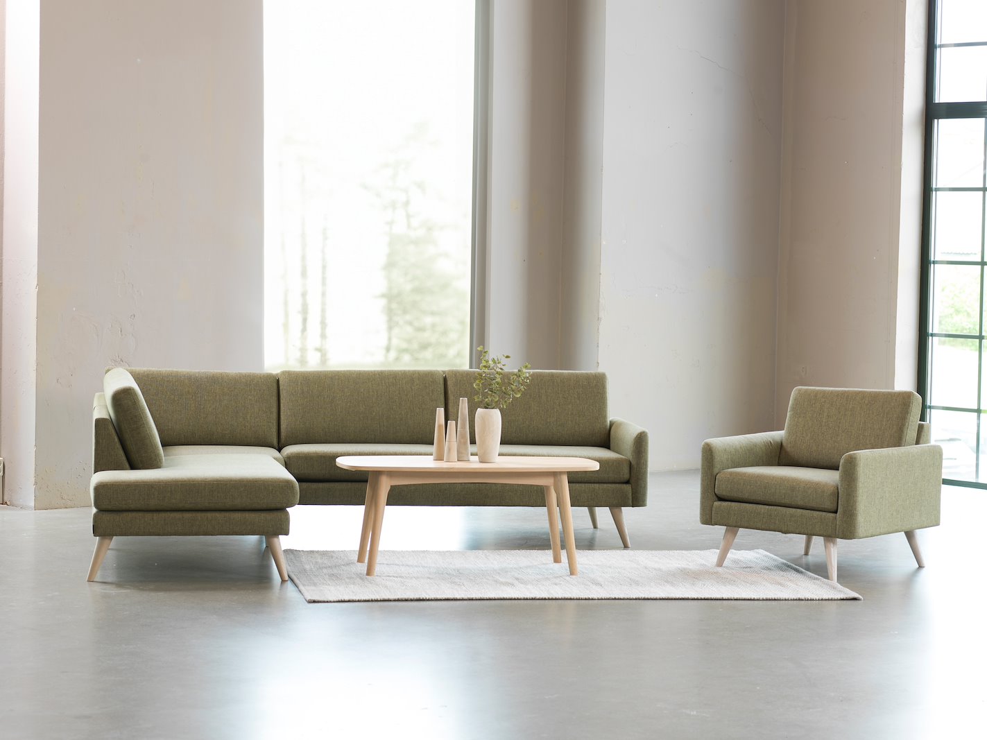 Villa sofa Tekstil Synne 12 137 Moss Green med hvitoljede treben. 3-seter med åpen ende og sjeselong venstre.
