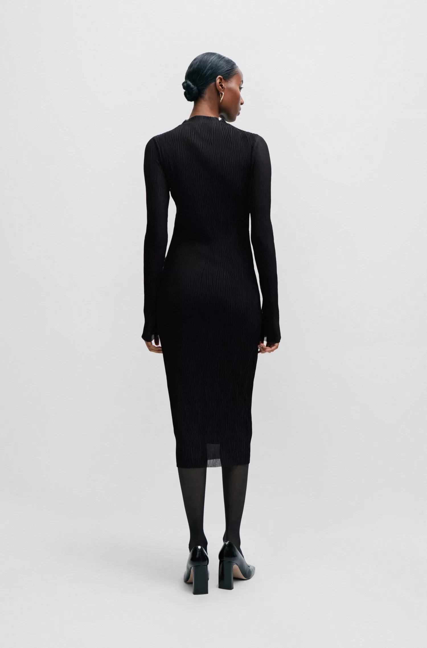 Vestido BOSS com forro preto em tule plissado e gola alta.