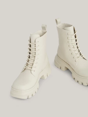 Botas de cano médio robustas em couro com travas