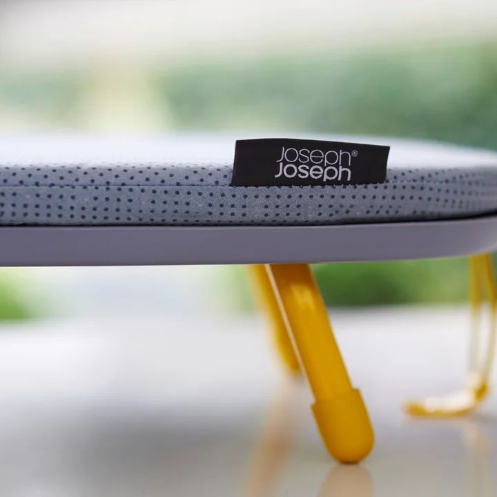 Joseph Joseph - Glide Pocket Tisch-Bügelbrett, grau / gelb