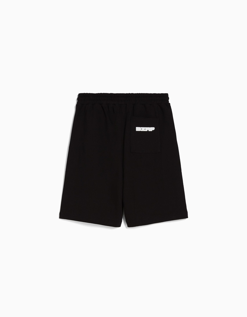 Bermuda de pelúcia BERSHKA com BIZARRAP e strass.