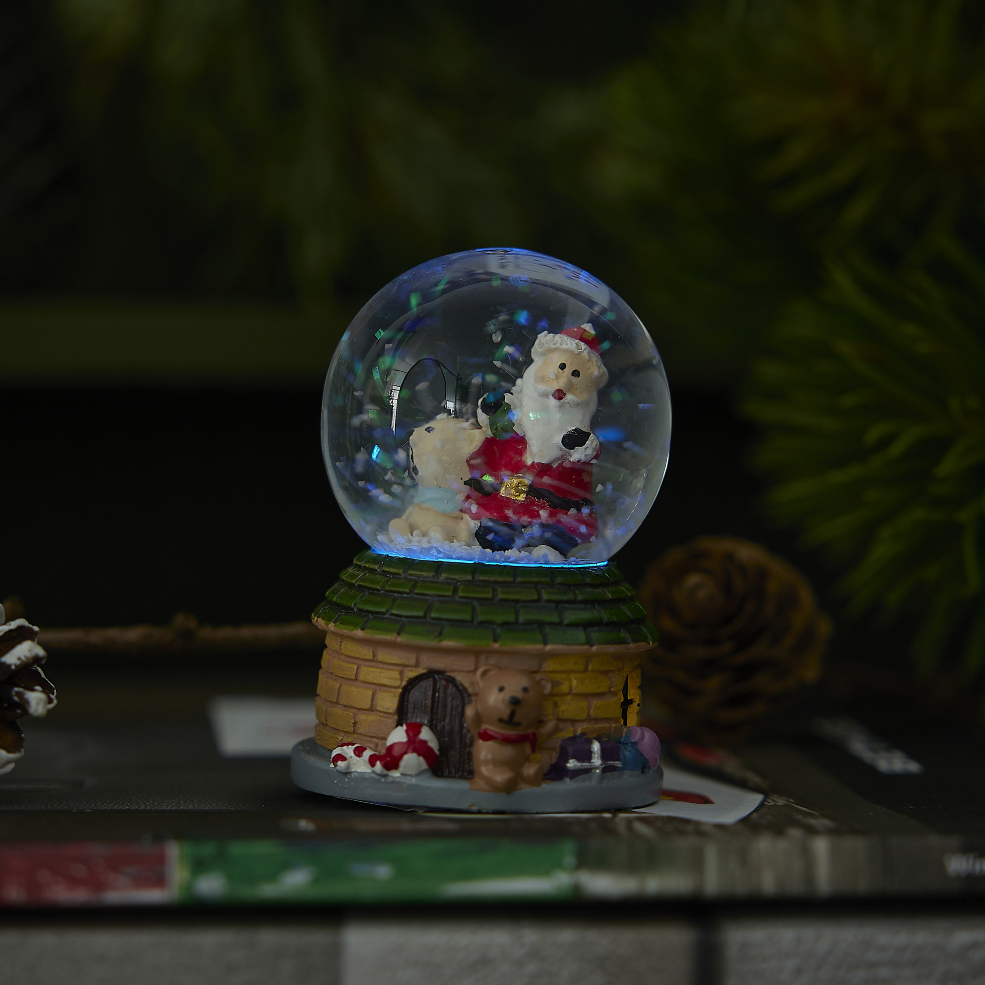 Schneekugel Haus, grün, 4.5 x 7 cm