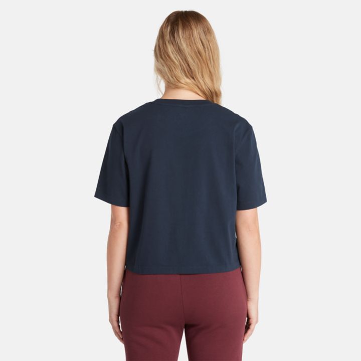 Camiseta cropped feminina na cor azul marinho.